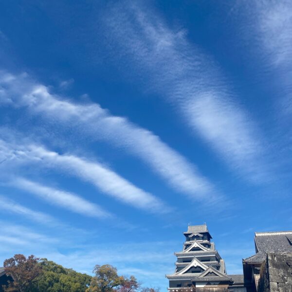 熊本城と秋の雲の写真